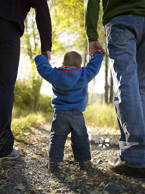 父母带着幼儿散步图片素材