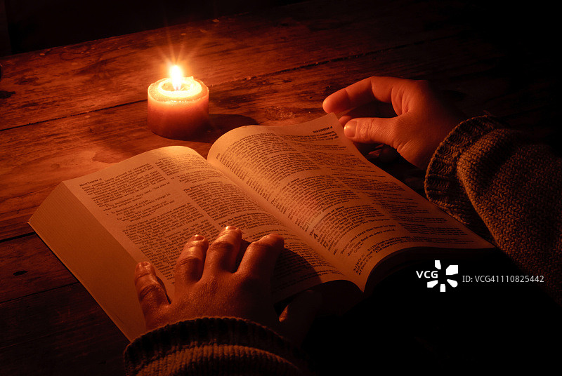 在烛光下阅读圣经图片素材
