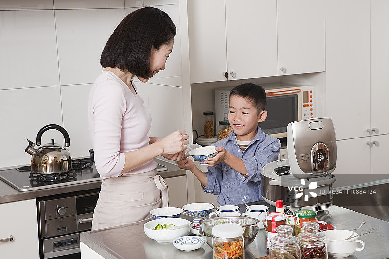 儿子给母亲递饭碗图片素材