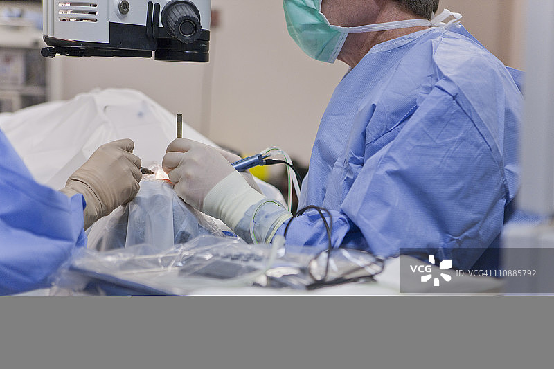 手术技术员冲洗眼睛，医生使用超声乳化仪进行白内障手术图片素材