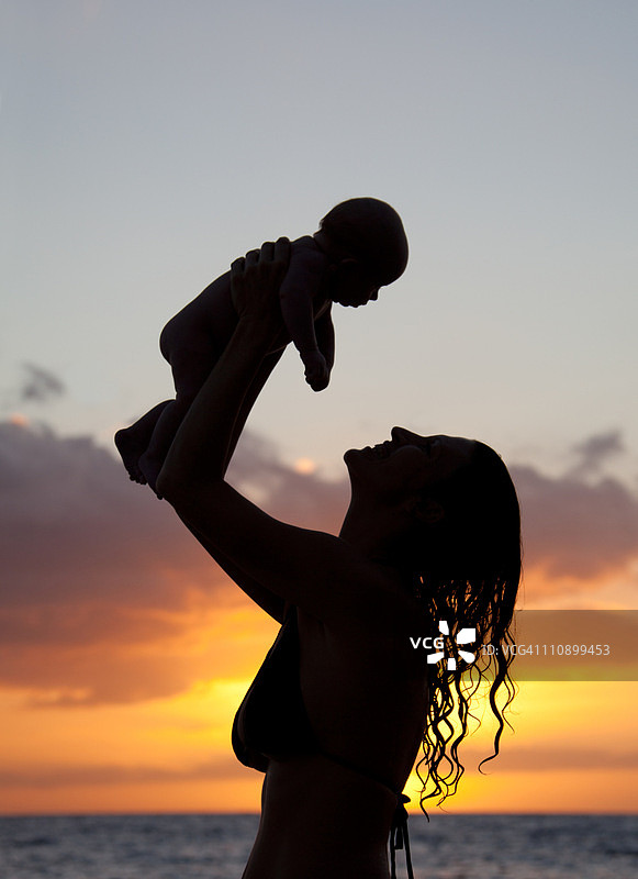 日落下的母子图片素材