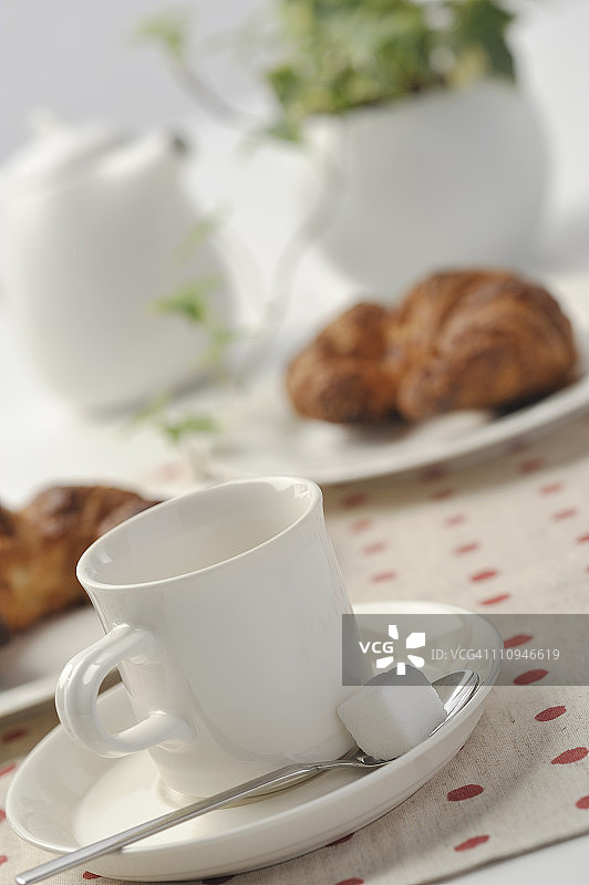 咖啡杯和羊角面包图片素材
