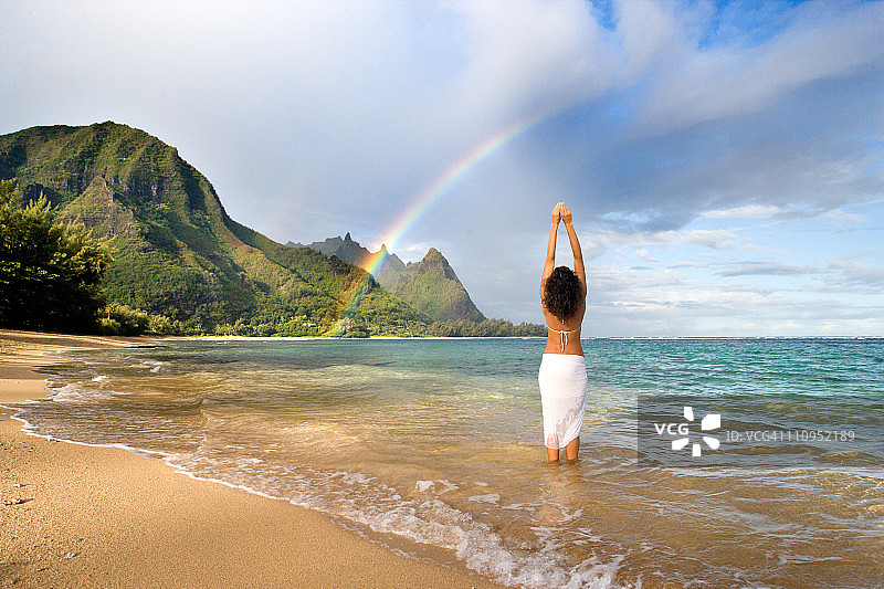 彩虹海滩夏威夷女子图片素材