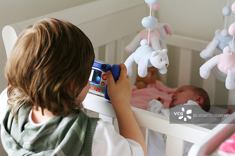 拍摄他的小妹妹图片素材