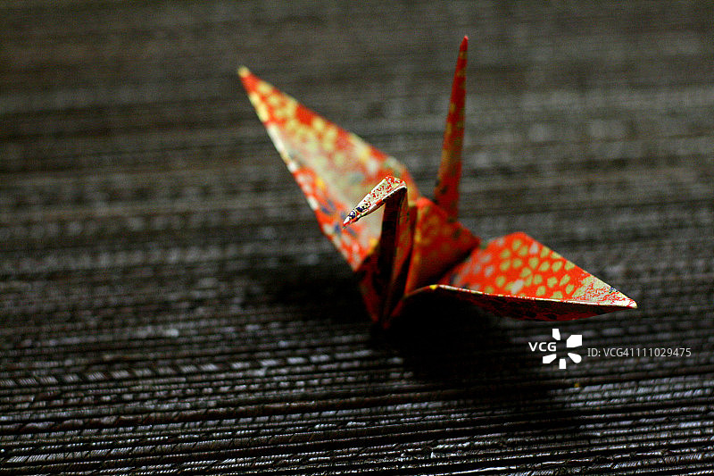 用红色千代纸制作的纸鹤图片素材