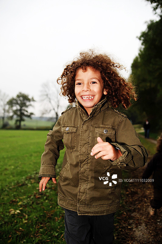 奔跑的男孩图片素材