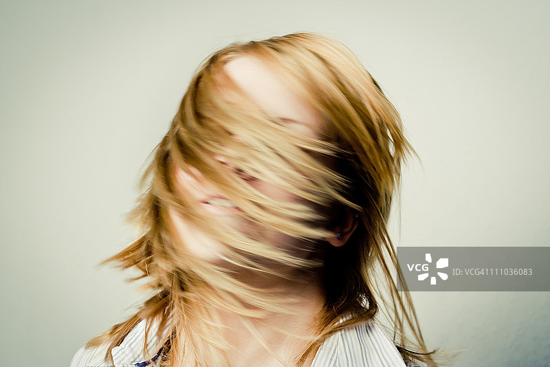 女人转头图片素材