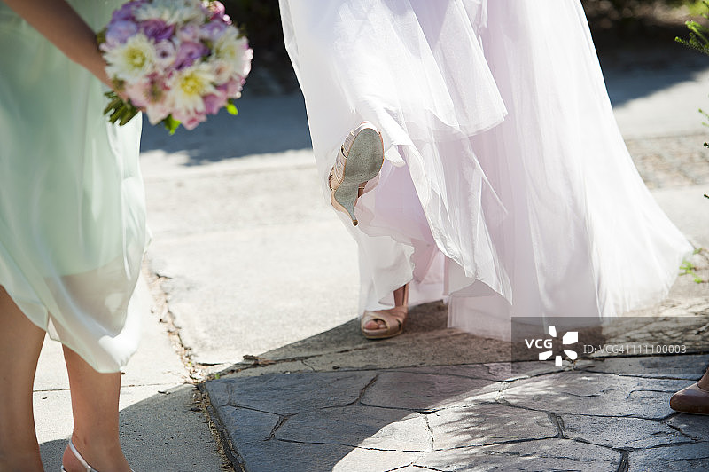 行走中的新娘图片素材