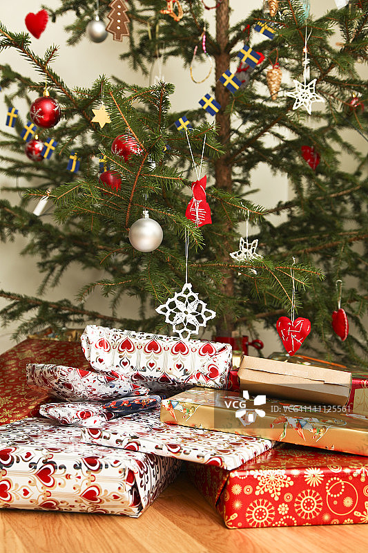 圣诞树前的圣诞礼物图片素材