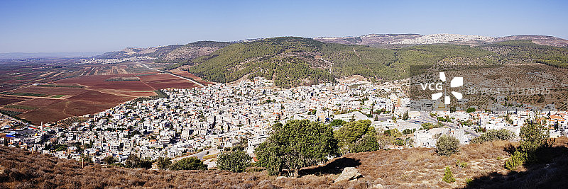 塔博山脚下的阿拉伯村庄图片素材