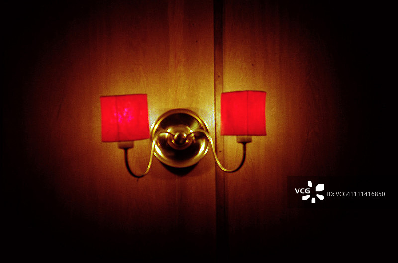 红色灯罩图片素材