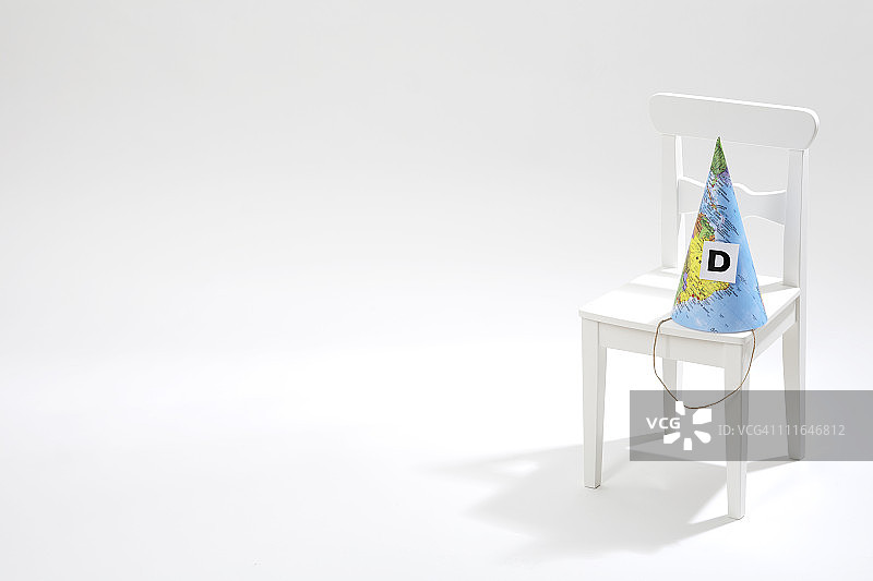 世界地图儿童椅上的呆子帽图片素材