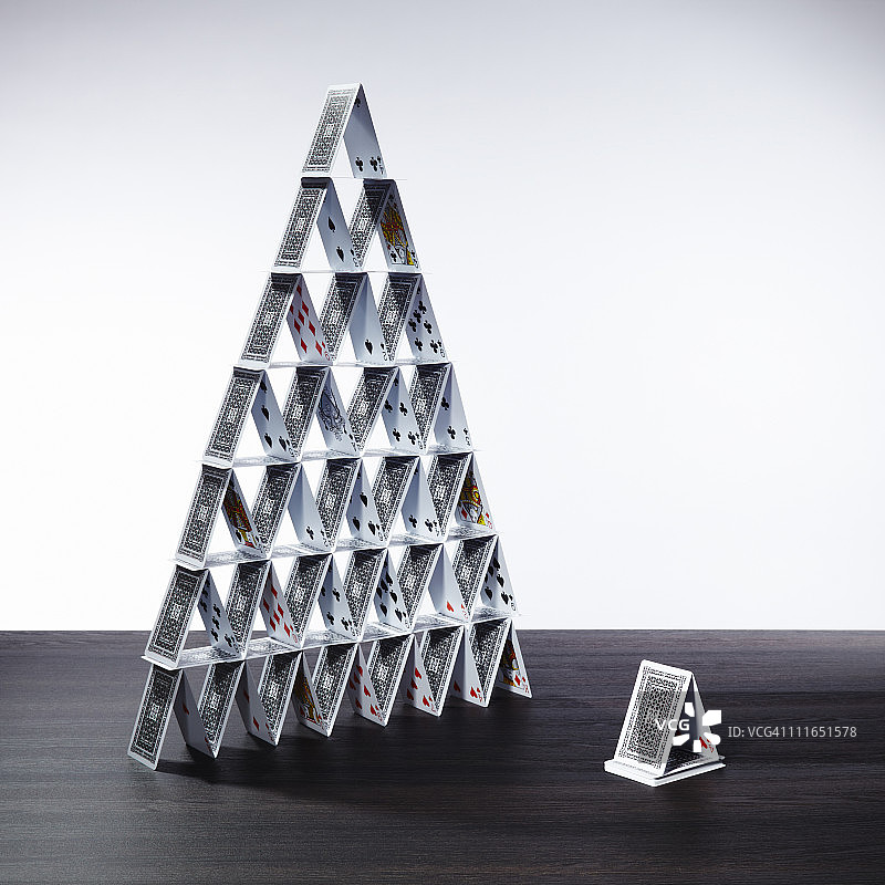 高大的纸牌塔和矮小的纸牌塔图片素材