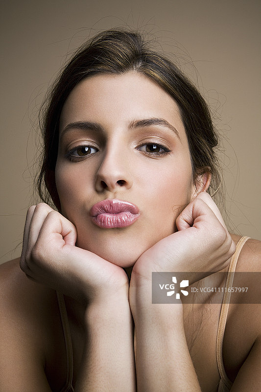 年轻女人对着镜头嘟嘴图片素材