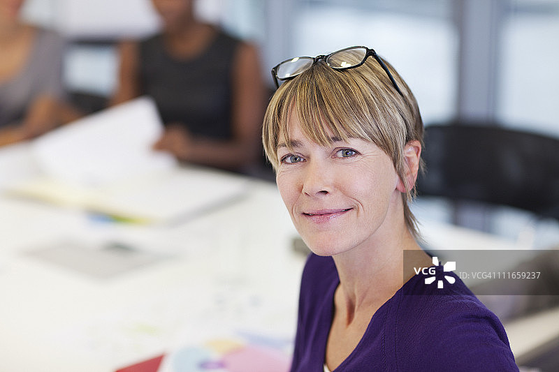 会议中微笑的女商人图片素材