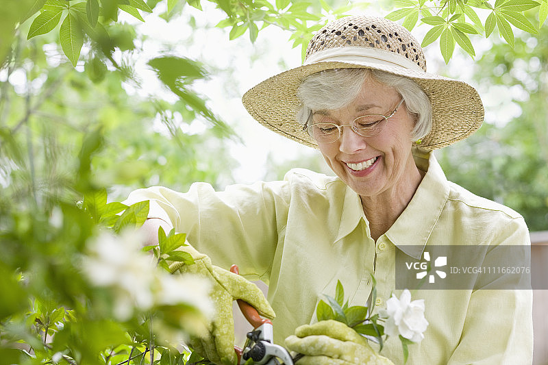 在花园里工作的混血女人图片素材