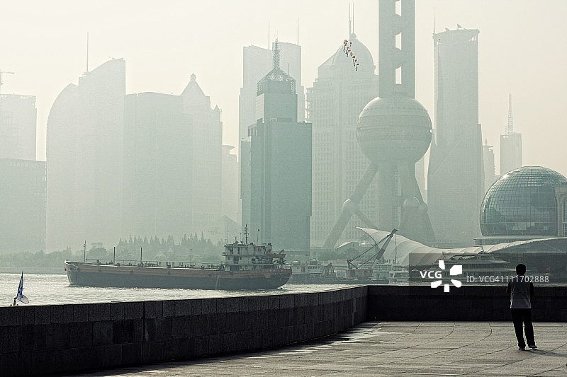 上海外滩放风筝的老人图片素材