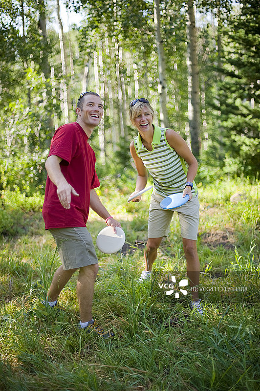 男人和女人在犹他州帕克城玩飞盘高尔夫图片素材