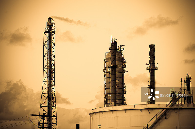 炼油厂（棕褐色调）图片素材