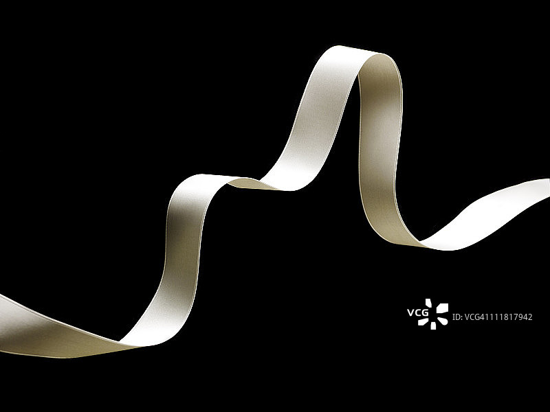 黑色背景上的白色丝带图片素材