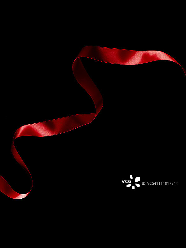 黑色背景上飘动的红色丝带图片素材