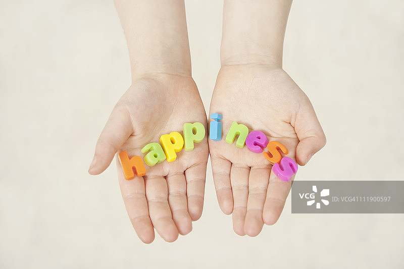 双手拿着拼写单词的字母图片素材