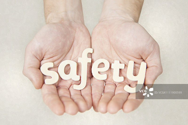 双手拿着拼写单词的字母图片素材