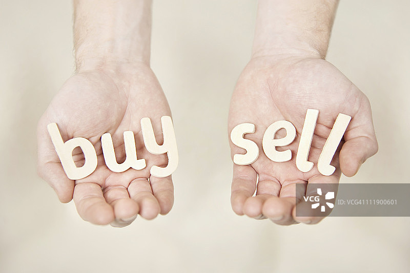 双手拿着拼写单词的字母图片素材