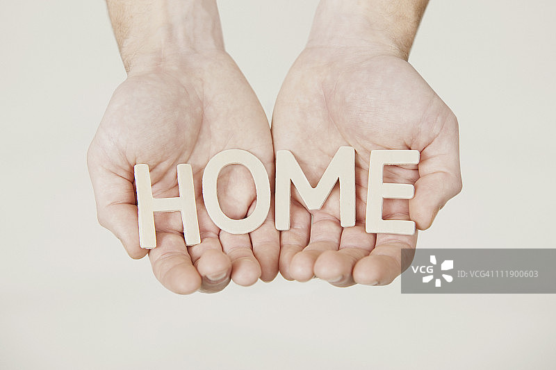 双手拿着拼写单词的字母图片素材