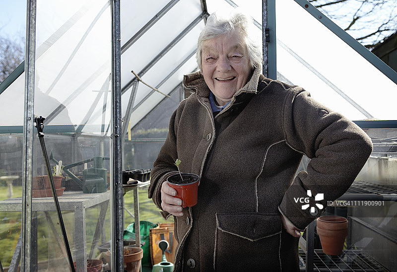 年长的女士在花园里享受生活图片素材