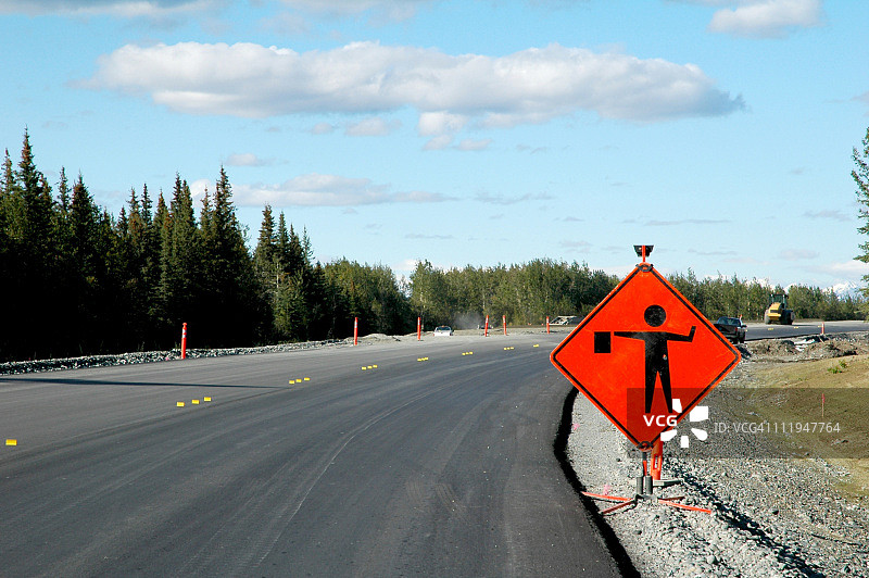 公路上的红色减速慢行标志图片素材