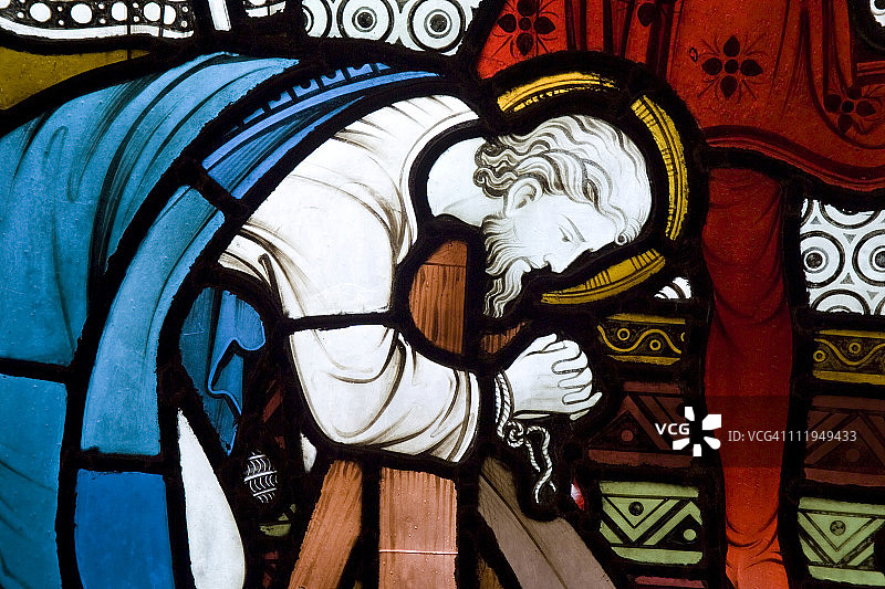 彩绘玻璃窗细节：十字架下的基督图片素材