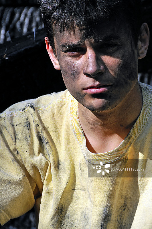 被家庭火灾摧毁的青少年图片素材