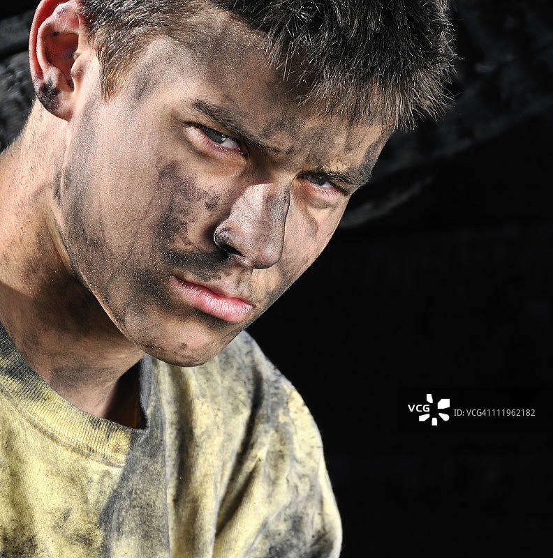 愤怒的街头青年图片素材