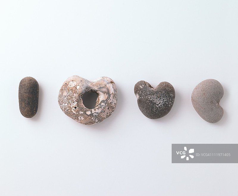 用石头拼出“爱”字图片素材