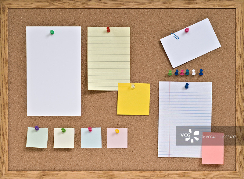 贴有空白便签的软木板图片素材