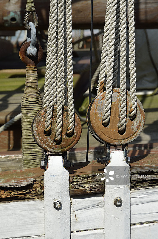 旧木制帆船上层甲板上的绳索图片素材