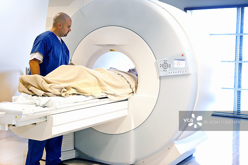 技术员为患者进行MRI扫描图片素材