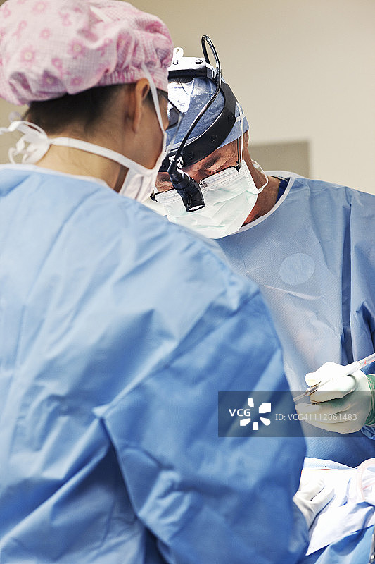 神经外科医生正在进行脊髓手术图片素材
