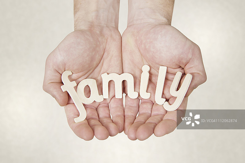 双手拿着拼写单词的字母图片素材