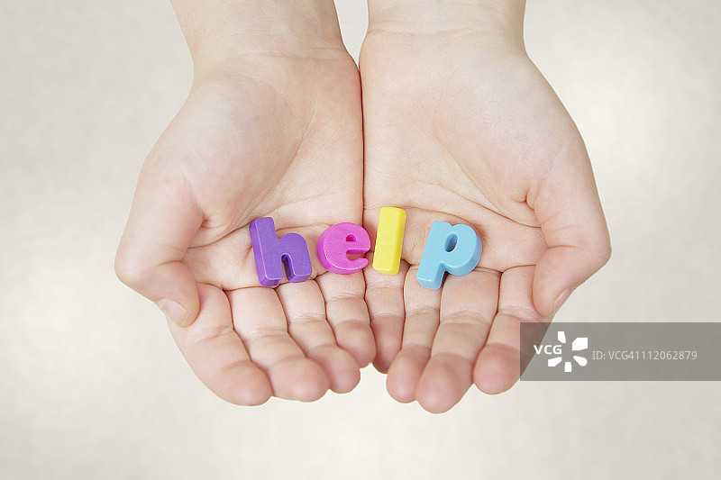 双手拿着拼写单词的字母图片素材