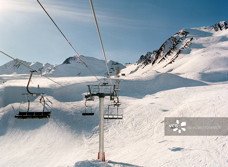 阳光明媚的雪景中的滑雪缆车图片素材