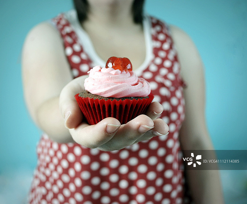 手拿纸杯蛋糕图片素材