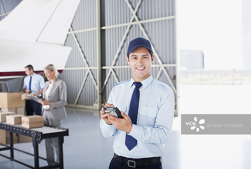 站在机库里的工人图片素材