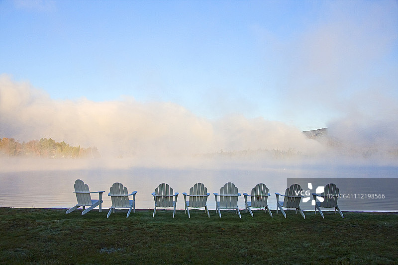 清晨湖边的阿迪朗达克椅图片素材