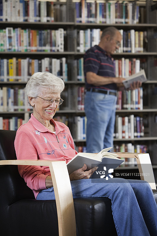 在图书馆看书的白人女性图片素材