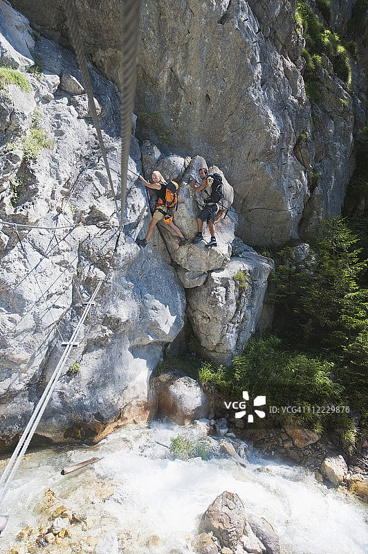 奥地利施蒂利亚，年轻情侣攀岩图片素材