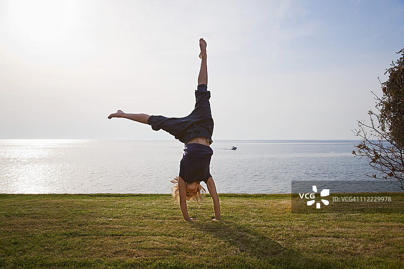 克罗地亚扎达尔海滩上做车轮运动的女孩图片素材