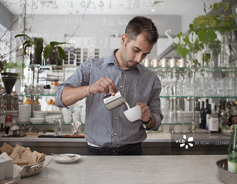 克罗地亚萨格勒布，咖啡馆里的调酒师在制作咖啡图片素材