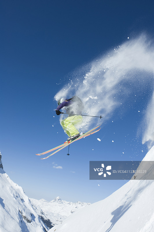 奥地利阿尔贝格山上的跳跃的男人图片素材